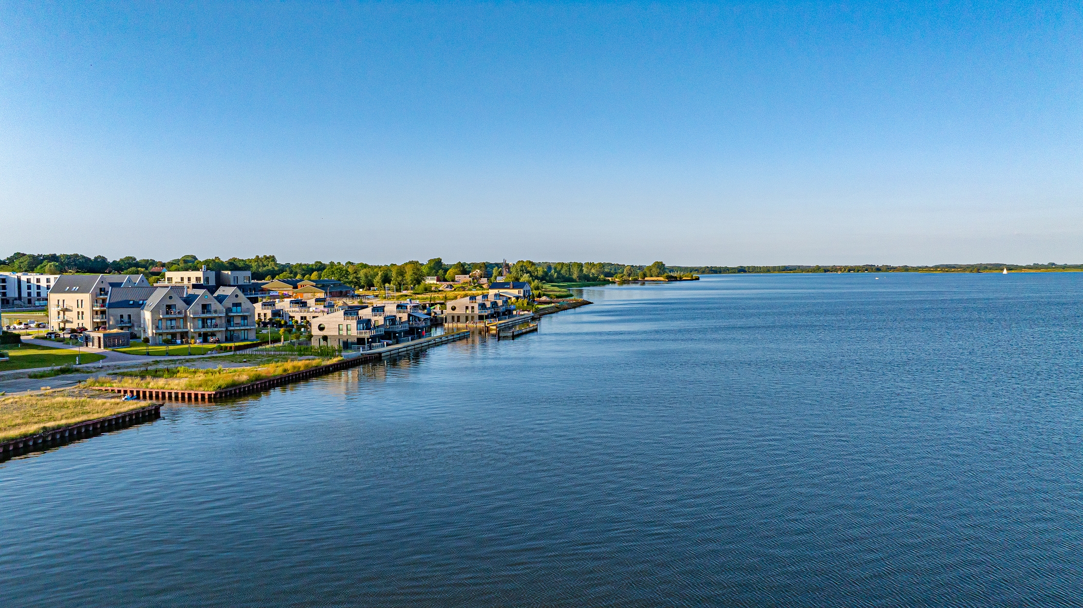 Liegeplätze im Sportboothafen Pionierhafen Schleswig bei Sonnenuntergang