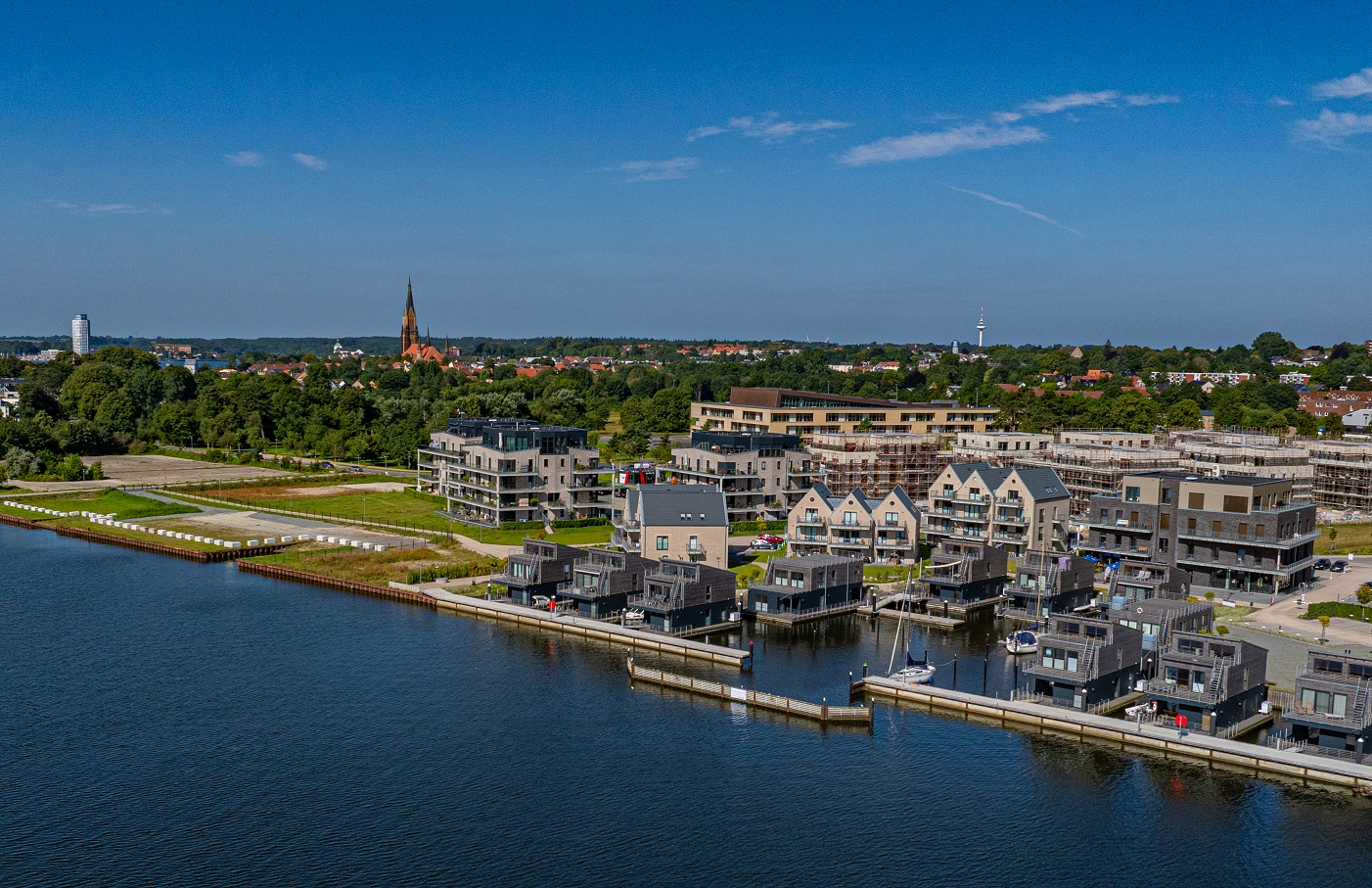 Segelboote am Schwimmsteg im Pionierhafen Schleswig